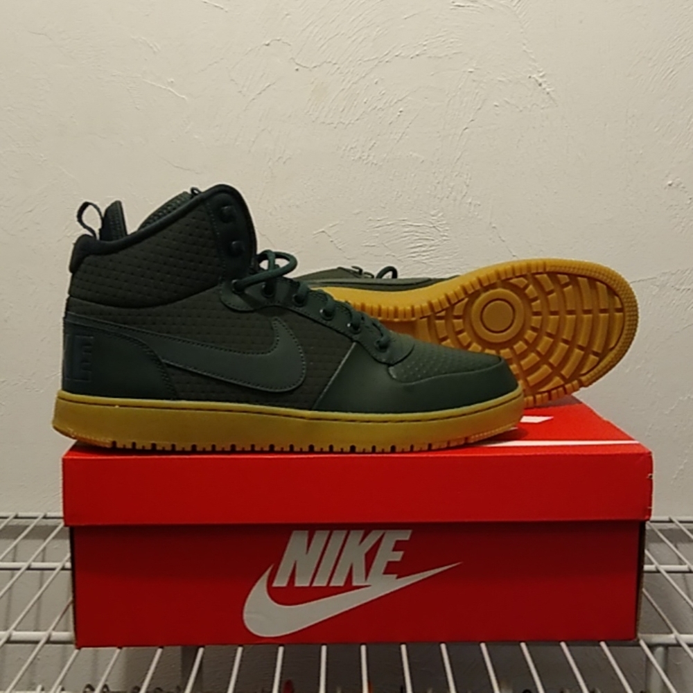 Nike Court Borough Mid Winter